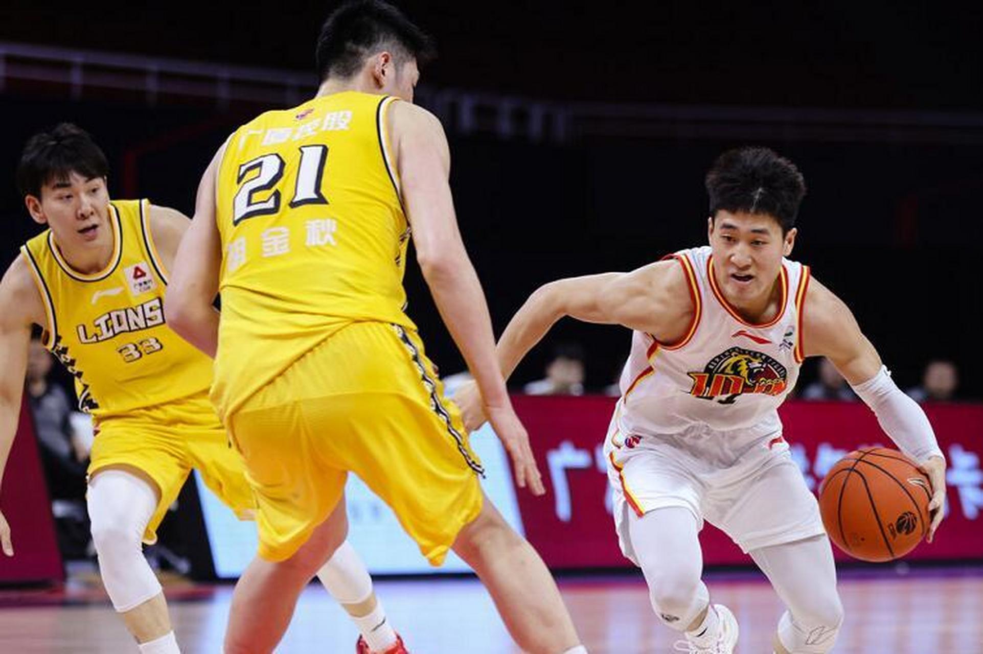 江苏队鏖战山东队,库里高光表现 江苏队鏖战山东队,库里高光表现