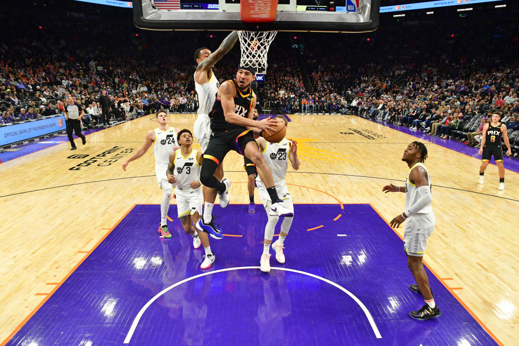 新疆队鏖战太阳，布克点燃赛场