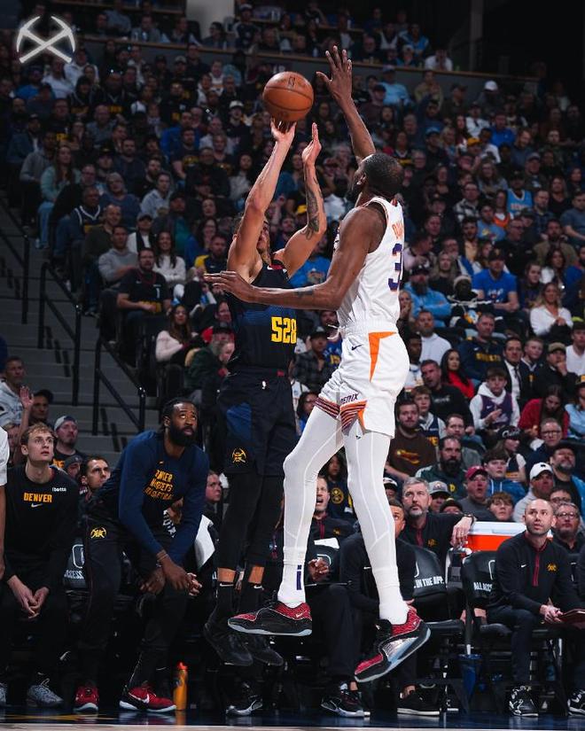 新疆队鏖战太阳，布克点燃赛场