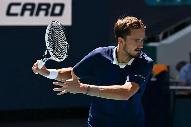 戴维斯杯险胜年终总决赛，梅德韦杰夫惊艳四座